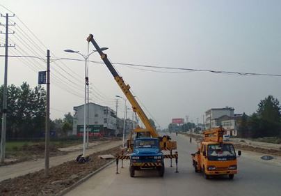 האם מנורת רחוב סולארית עדיין דולקת בימים גשומים?-风向标 -4 组-夏雨